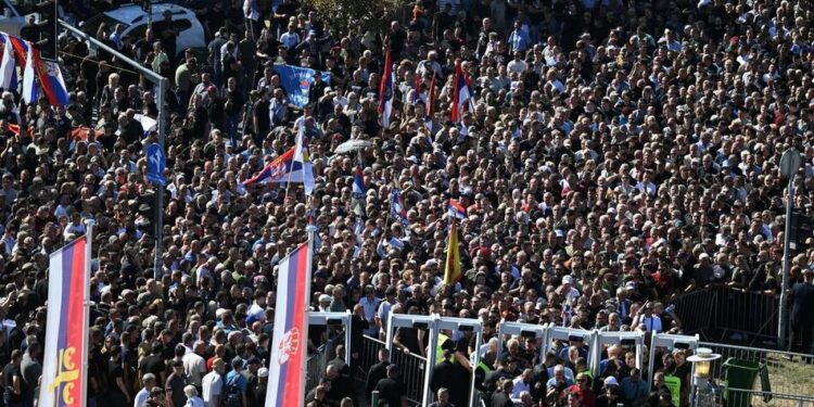 У Белграді тисячі людей прийшли попрощатися з "боснійським м'ясником" Ратком Младичем