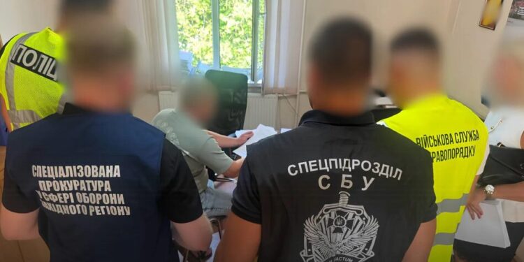 Внесли дані про 857 фіктивно мобілізованих: керівникам трьох ТЦК повідомили про підозри