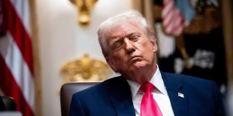 По 5 тис. доларів кожному: Трамп вдається до популізму заради політичного виживання – експерт