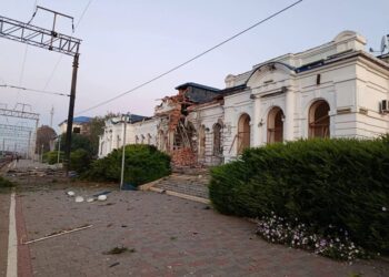 Удар рф по залізниці: пошкоджено вокзал Берестина, у Києві обмежено рух кільцевої електрички