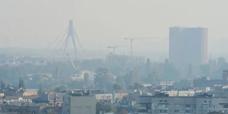 У Києві та області після ворожих атак спостерігається задимлення, людям радять зачинити вікна