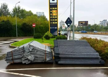 Укрнафта встановлює габіони навколо АЗС у Києві через загрозу атак