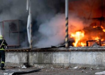 росія вдарила по цивільному об’єкту в Сумах, спалахнула пожежа