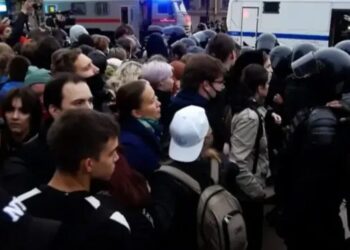 У росії заговорили про нову "панічну хвилю": люди готуються тікати з країни через страх мобілізації – AP