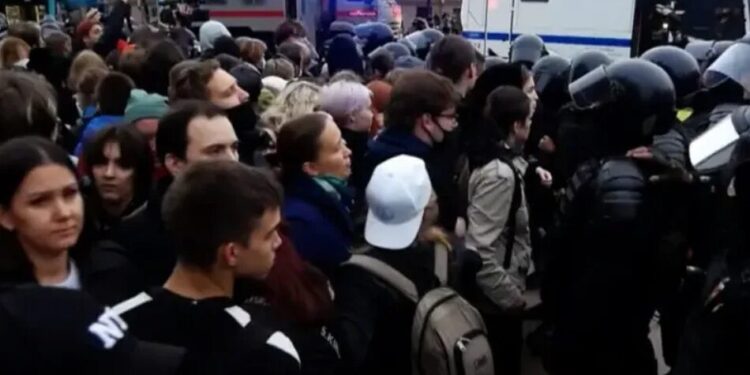 У росії заговорили про нову "панічну хвилю": люди готуються тікати з країни через страх мобілізації – AP