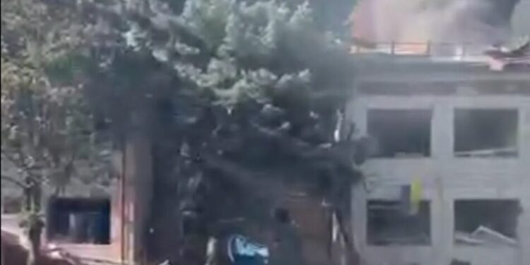 росіяни вдарили авіабомбою по евакуаційному пункту в Краматорську