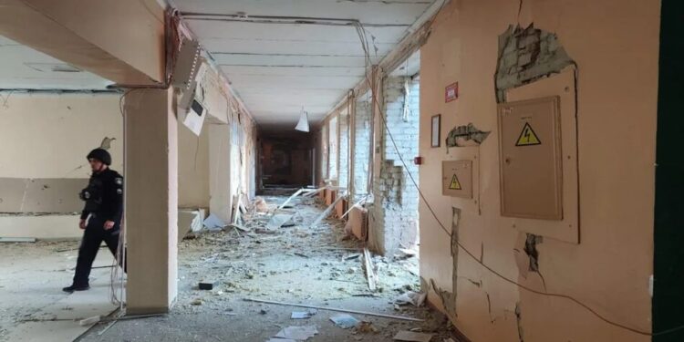 "Просто кончені виродки" – Зеленський заявив, що ворог скинув на центр Сум чотири КАБи, є загиблі