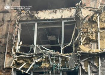 У Дніпрі через удар рф по бізнес-центру троє загиблих, багато поранених