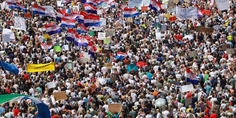Десятки тисяч людей вийшли на мітинг через затримки з прибиранням сміття в Хорватії