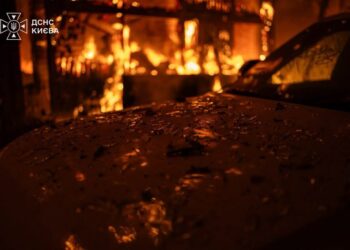 Ворожа атака на Київ забрала життя чоловіка, на СТО спалахнула пожежа