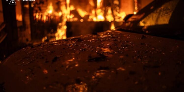 Ворожа атака на Київ забрала життя чоловіка, на СТО спалахнула пожежа