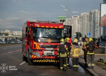 Ворог продовжує атакувати столицю: кількість поранених зросла до 6, після влучання у 9-поверхівку спалахнула пожежа