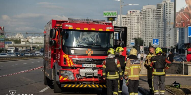 Ворог продовжує атакувати столицю: кількість поранених зросла до 6, після влучання у 9-поверхівку спалахнула пожежа