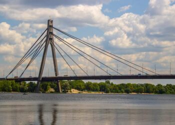 У Києві перекрили Північний міст після російської атаки – як курсує громадський транспорт