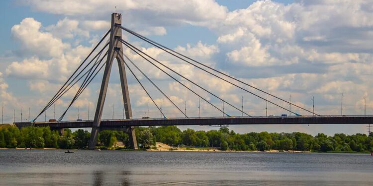 У Києві перекрили Північний міст після російської атаки – як курсує громадський транспорт