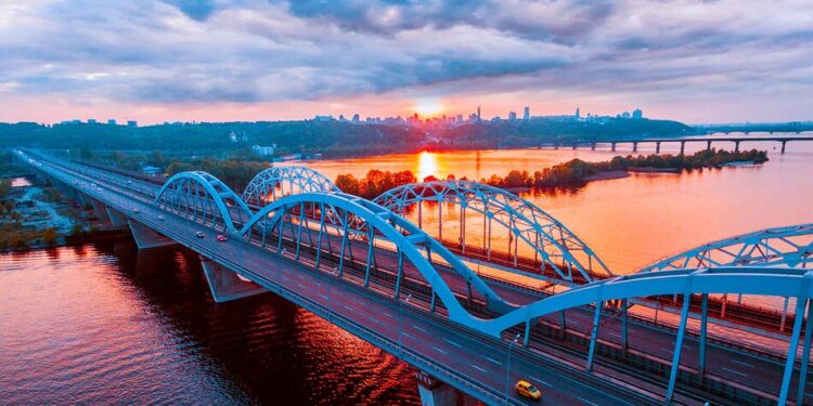 У Києві визначили "режим роботи" мостів: де під час тривог рух перекривають, а де – ні