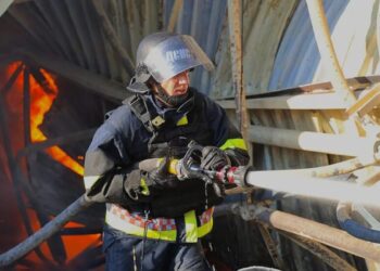 На Дніпропетровщині після російського обстрілу згорів склад агротехніки