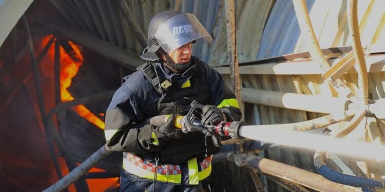 На Дніпропетровщині після російського обстрілу згорів склад агротехніки