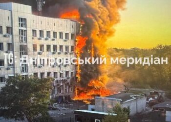 Павлоград опинився під ударом ворога: понівечена адмінбудівля, троє людей у лікарні