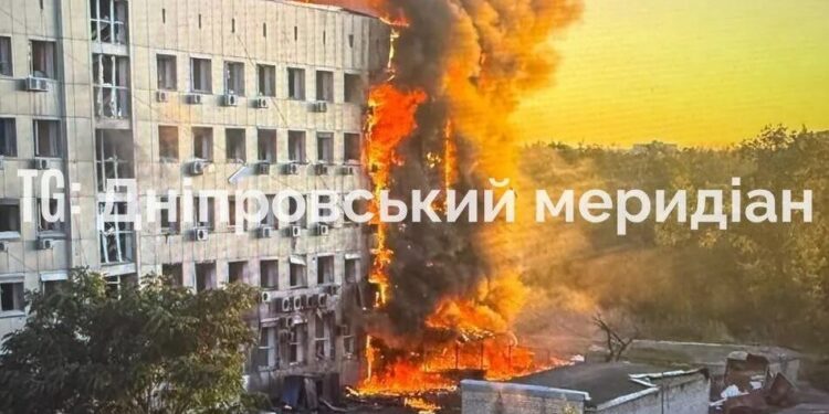Павлоград опинився під ударом ворога: понівечена адмінбудівля, троє людей у лікарні