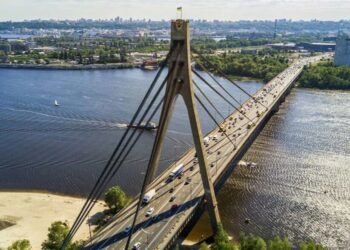 Ворог атакував Північний міст у Києві, є пошкодження – мер
