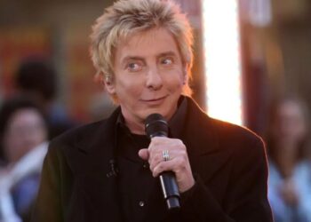 Легендарний американський співак Манілоу перервав концерт після 2 пісень і скасував наступний виступ