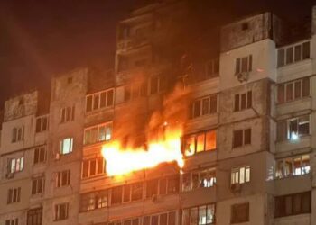 Ворог продовжує атакувати столицю: в одному з районів дрон влучив у багатоповерхівку, спалахнула пожежа