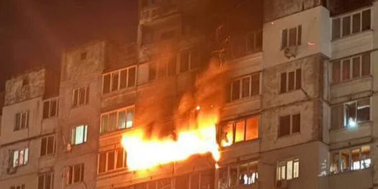 Ворог продовжує атакувати столицю: в одному з районів дрон влучив у багатоповерхівку, спалахнула пожежа