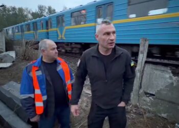 У Києві російська ракета влучила в Південний міст – частково зупинили метро та змінили рух автобусів
