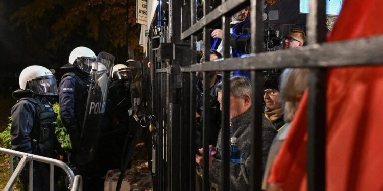 Протести біля Конституційного трибуналу Польщі набирають обертів – у Навроцького заявляють про спробу державного перевороту