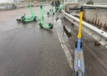 Кияни пересідають на самокати через перекритий Південний міст