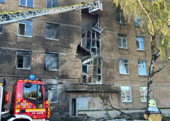 Ворожий безпілотник влучив у школу в Києві під час навчання – діти перебували в укритті