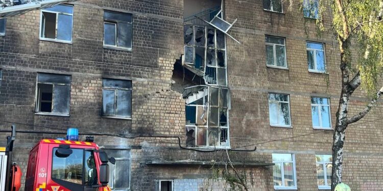 Ворожий безпілотник влучив у школу в Києві під час навчання – діти перебували в укритті