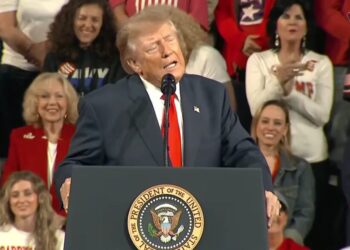 "Я можу говорити найдурніші речі, а ви аплодуєте": Трамп здивував заявою про власні виступи