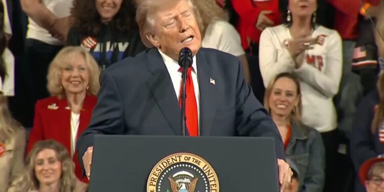 "Я можу говорити найдурніші речі, а ви аплодуєте": Трамп здивував заявою про власні виступи