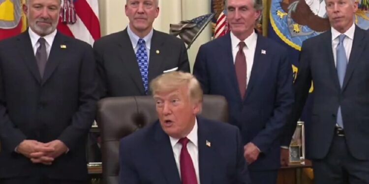 Трамп знов звинуватив Україну у зростанні цін на дизельне пальне в США