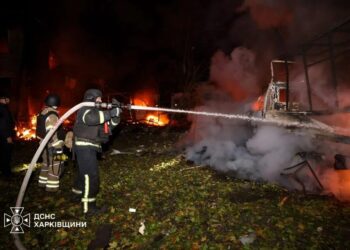 У ДСНС показали кадри наслідків нічної атаки на Харків, де загинула людина та спалахнули пожежі