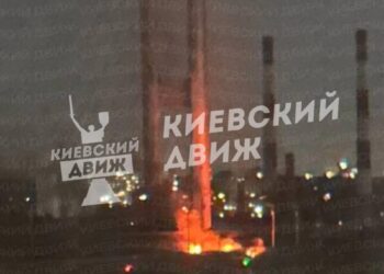 Удар рф по Південному мосту: пошкоджена опора та бетонне загородження метрополітену, рух транспорту зупинили
