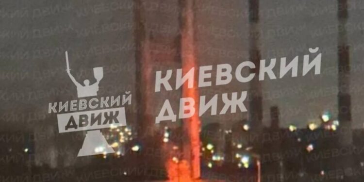 Удар рф по Південному мосту: пошкоджена опора та бетонне загородження метрополітену, рух транспорту зупинили