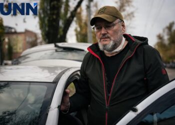 Сім швів: уламок поранив чоловіка в шию під час обстрілу університету Києві – фоторепортаж