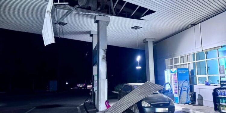 російські війська вдарили по АЗС у Запоріжжі, є двоє поранених