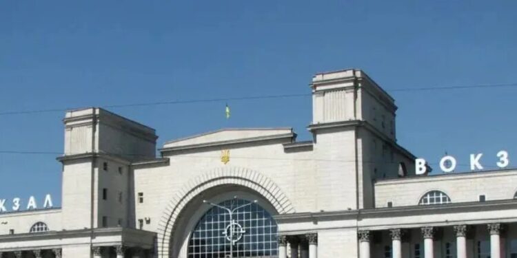 рф повторно атакувала залізничний вокзал у Дніпрі: є поранена