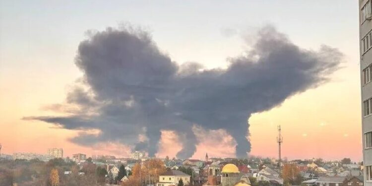 Українські військові дронами FP-1 уразили Новокуйбишевський НПЗ у росії