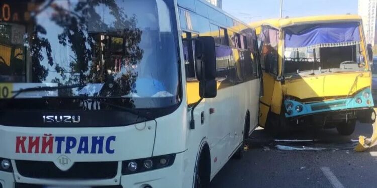 У Києві зіткнулися дві маршрутки, серед постраждалих дитина