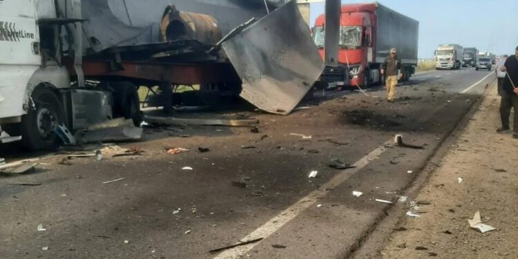 росіяни вдарили по автодорозі на Одещині: п’ятеро людей постраждали