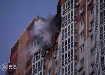 Київ продовжують атакувати росіяни: є загиблий і постраждалі, рух мостами обмежили
