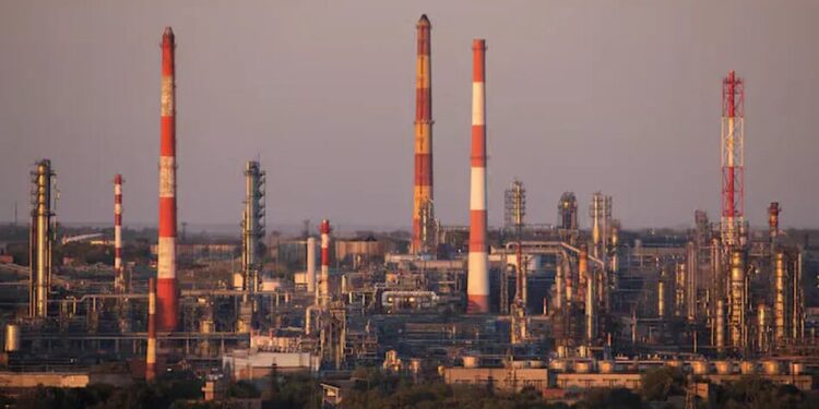 російські НПЗ нарощують виробництво дизпального після угоди зі США – Reuters