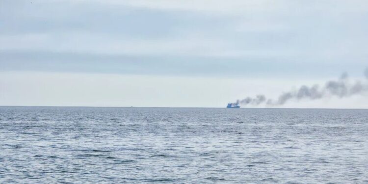 Слідів моряків немає – Болгарія зупинила пошуки екіпажу затонулого судна після атаки дронів