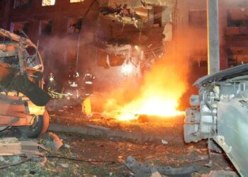 росіяни завдали удару по Запоріжжі, загинули люди, під завалами будинків можуть бути поранені