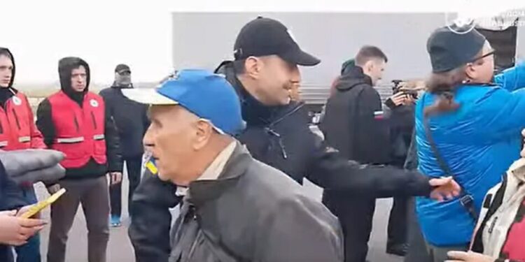 "Невдовзі будемо вдома": Лубінець показав перші кадри з евакуйованими з Олешок